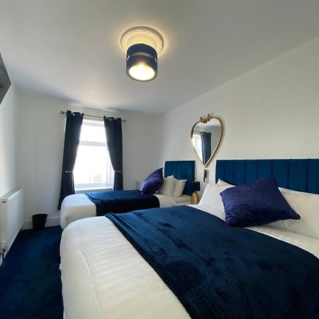 Aquarius Apartment - Sea View - Sleeps Seven ブラックプール エクステリア 写真